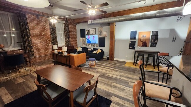 Building Photo - Fully furnished all utilities included!!!