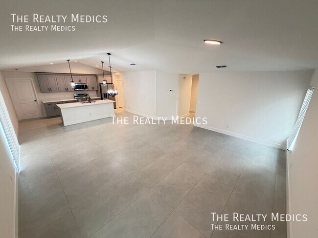 Building Photo - 2614 Palomar Ave SE