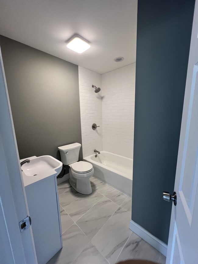 Building Photo - 1100 Tunnel Blvd