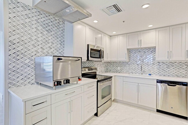 Building Photo - 5280 N Ocean Dr