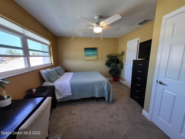 Building Photo - 335 Paradise Blvd