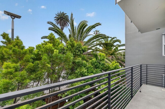 Building Photo - Discover this striking 3 bedroom apartment for rent in Venice, offering 4 bathrooms, contemporary...