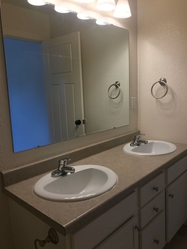 Building Photo - Charming Home Nestled in Springfield - 3 b...