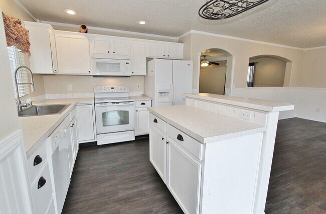 Building Photo - Spacious Home in Quiet Neighborhood