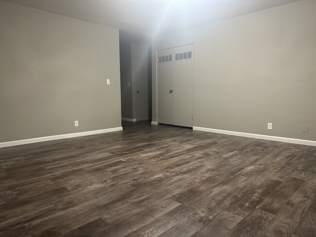 Building Photo - 602 Sara St