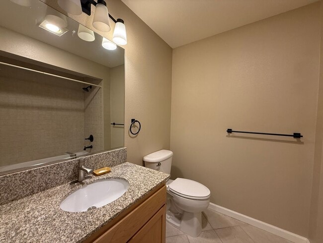 Building Photo - Beautiful 2 Bed 2 Bath Condo Near Sacred H...