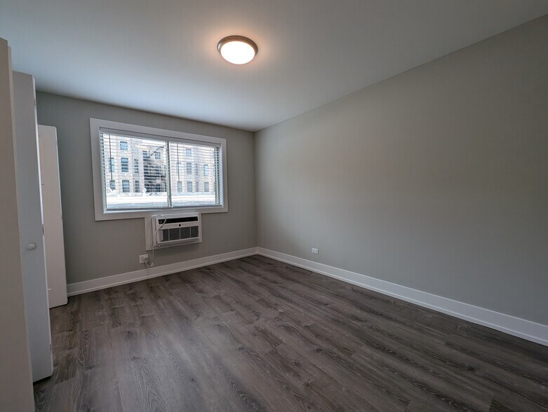 Building Photo - 542 W Surf St