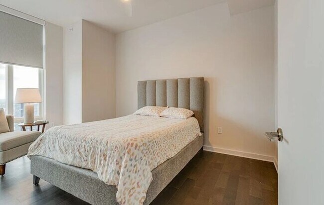 Building Photo - Highrise Condo in the Heart of Music City!