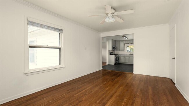Building Photo - 206 E Skyview Rd