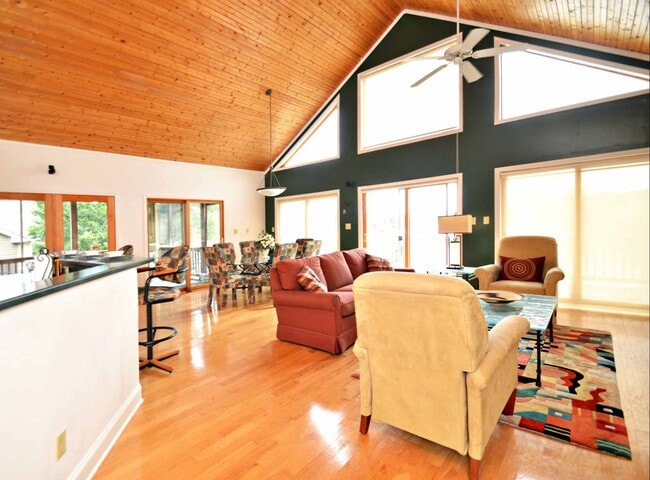 Building Photo - 4 Bedroom || 3 Bathroom home on Leesville Lake