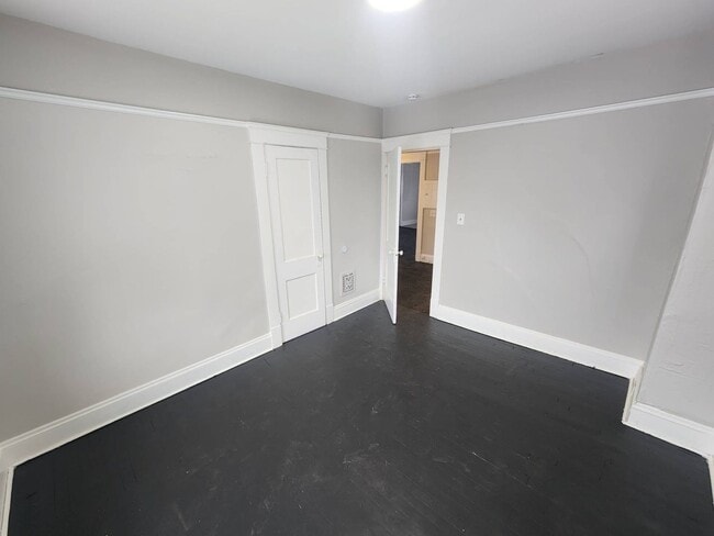 Building Photo - Charming 4-Bedroom Property in Prime Location