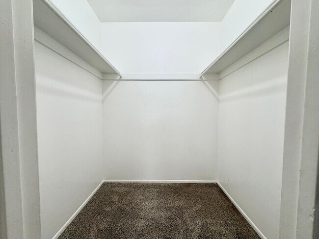 Building Photo - Charming 3-Bed Townhome in Holladay – Fenced Yard, Ample Parking & Prime Location