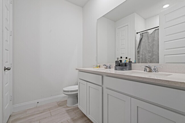 Building Photo - 8906 Dahlia Cir