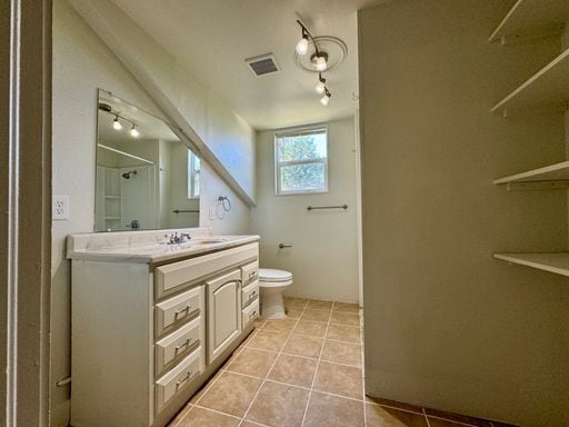 Building Photo - LARGE 2 Bed, 1 Bath Apartment Available NOW!!