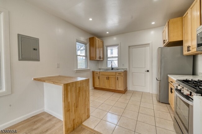 Building Photo - 55 Tappan St