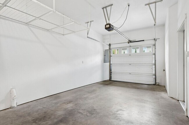 Building Photo - Spectacular SW Portland 2 bedroom Townhouse