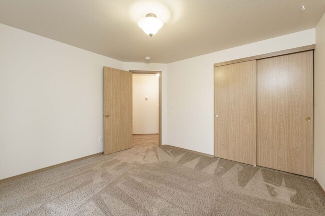 Building Photo - Bright Single-Level Vancouver Home with Garage, In-Unit Laundry, and Private Patio