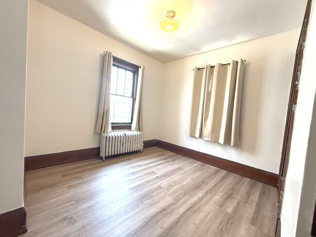 Building Photo - 1411 W Rawson Ave