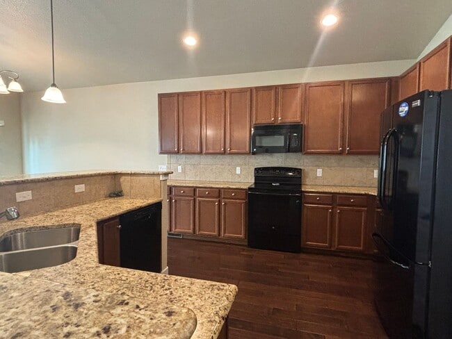 Building Photo - 5 Bedroom, 3 Bathroom Single-Family Home w...