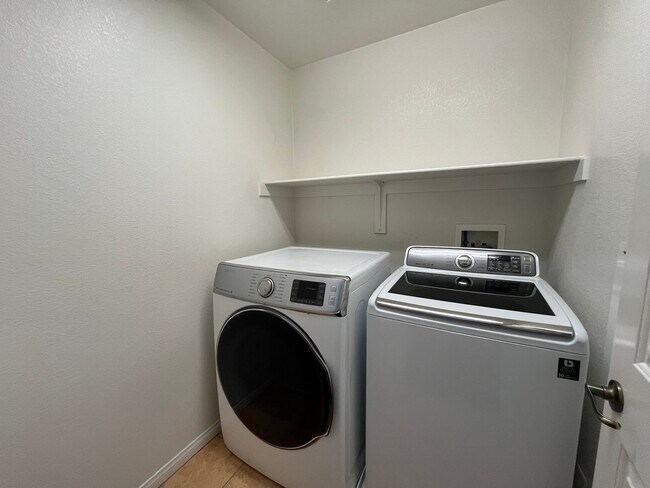 Building Photo - Stylish 3-Bedroom Home with Loft in Gated Community