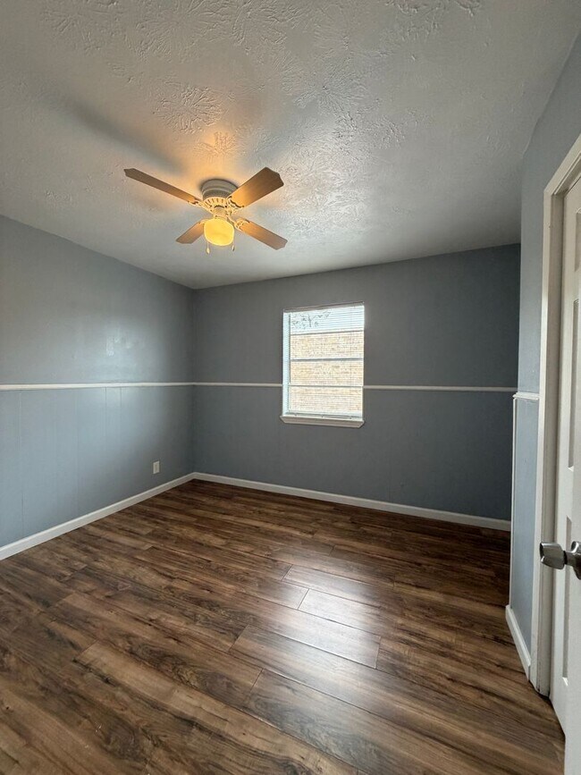 Building Photo - Spacious, 2 story townhouse