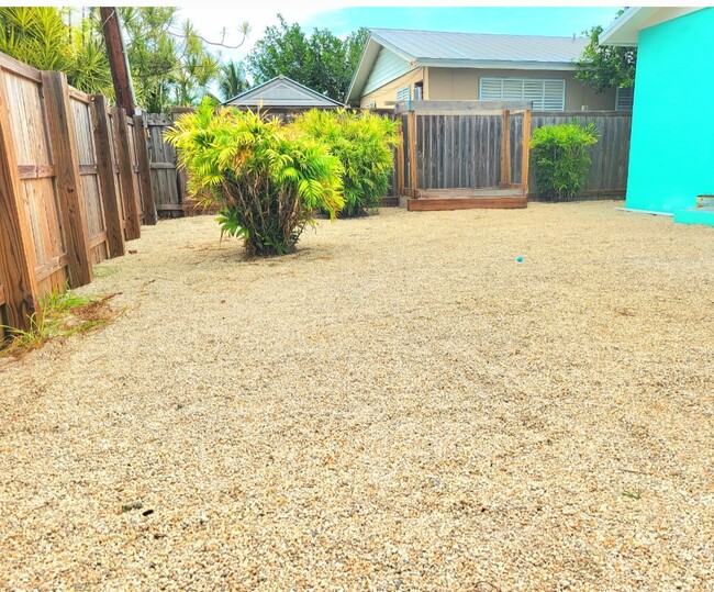 Spacious fenced backyard - 26D 11th Ave