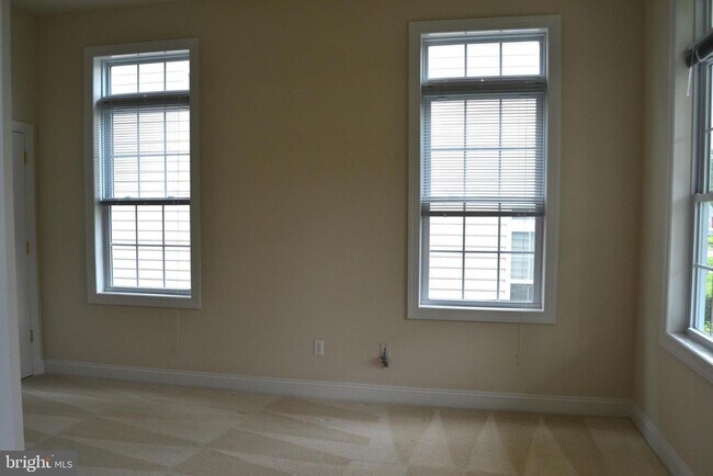 Building Photo - 806 Wren Ln