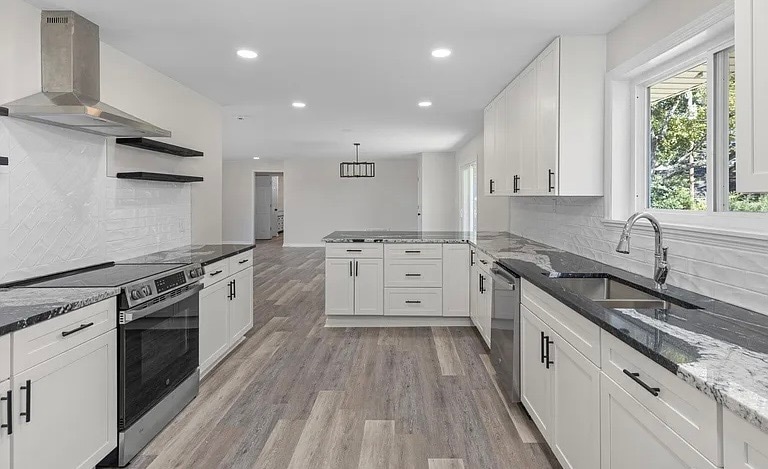 Building Photo - 960 Soaring Dr NE