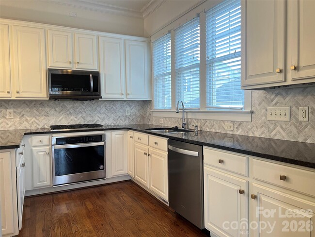 Building Photo - 711 E 9th St