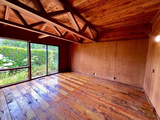 Building Photo - Large 4 bedroom 3 bathroom home in Pacific...