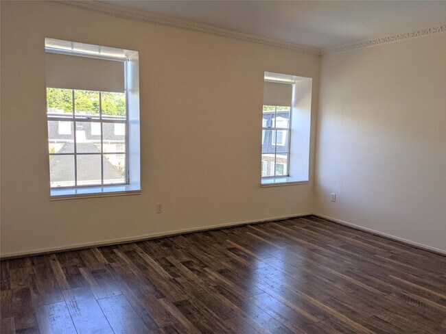 Building Photo - 361 N Post Oak Ln