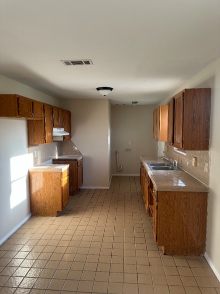 Building Photo - 897 Petit Rd