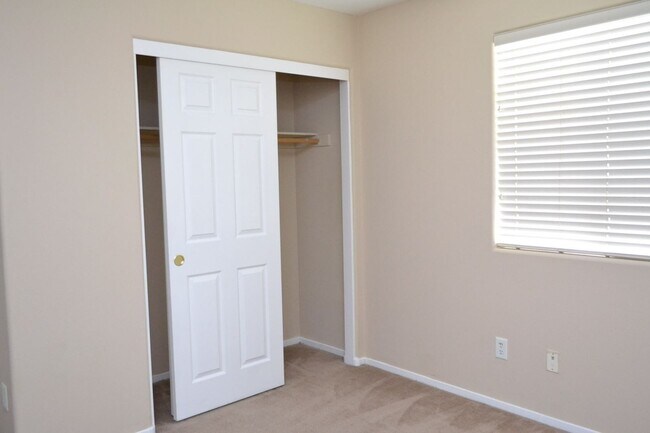 Building Photo - SW - 3 BEDROOMS PLUS LOFT SPACE