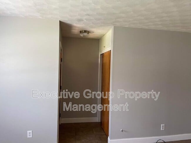 Building Photo - 512 Smith Ave