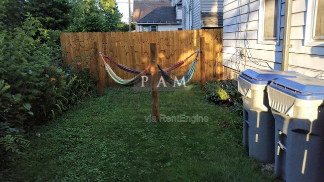 Building Photo - 902 E Chambers St