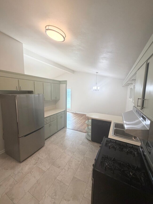 Building Photo - Crestwood Charm 3bd 2bth SFH