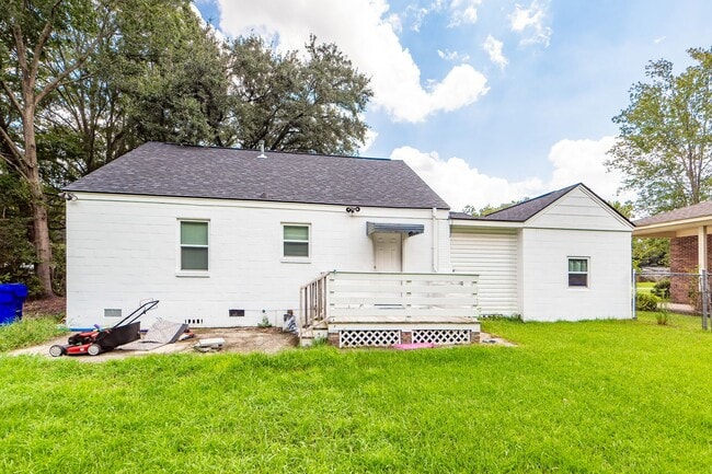 Building Photo - 6933 Raymond Ave