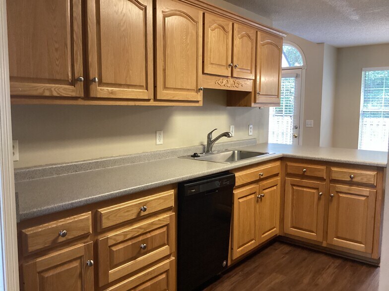 Building Photo - 154 Jamestown Dr