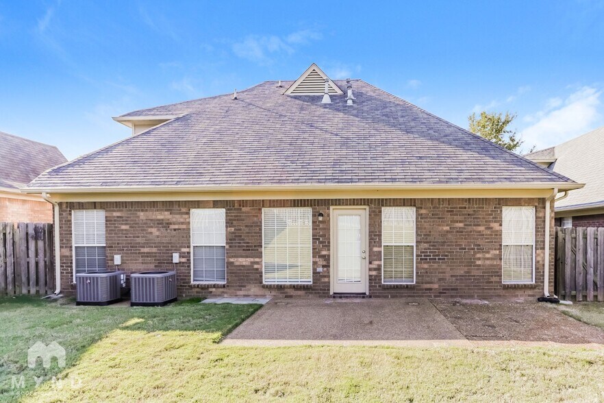 Building Photo - 540 Classic Dr N