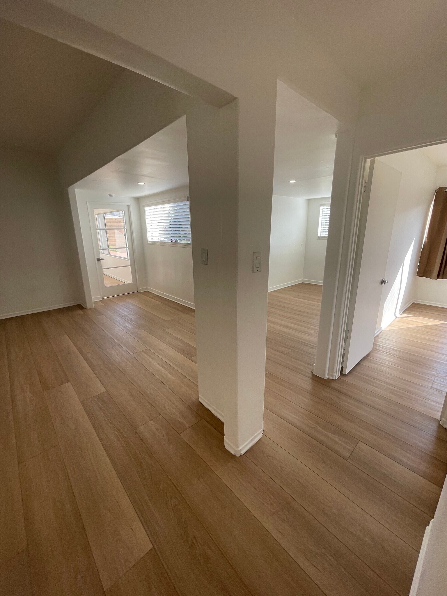 Building Photo - 3043 Hollycrest Dr