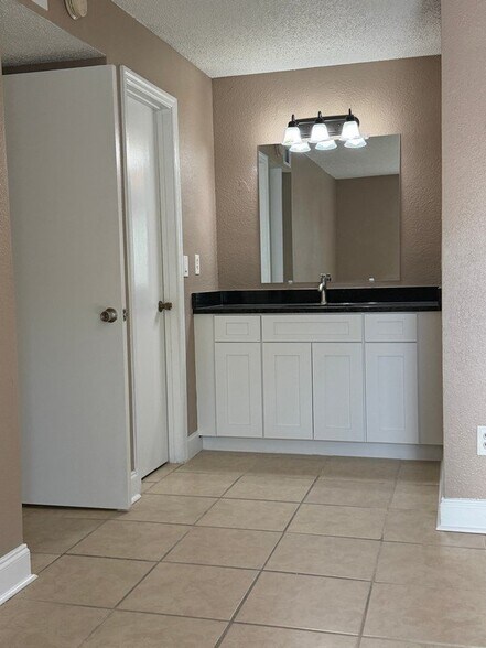 Building Photo - 4658 Commander Dr