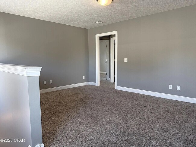 Building Photo - 4 bed 2.5 bath with Garage