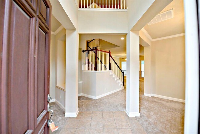 Building Photo - 15520 Interlachen Dr