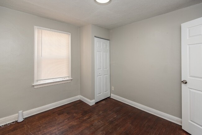 Building Photo - 320 Henquin Dr