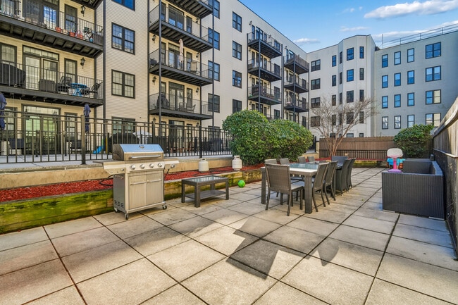 Building Photo - 915 Madison St