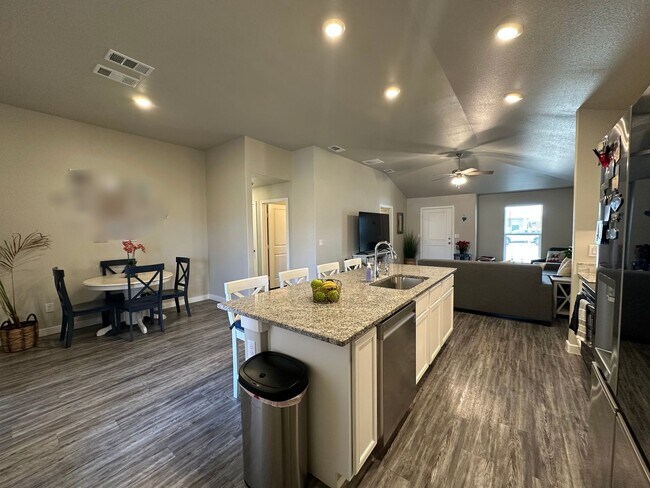 Building Photo - 3/2 located in Upland Crossing, Available December!