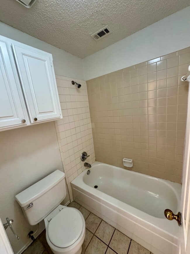 Building Photo - 625 Manco Rd