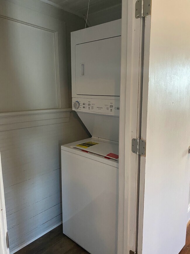 Building Photo - 128 Marshall St