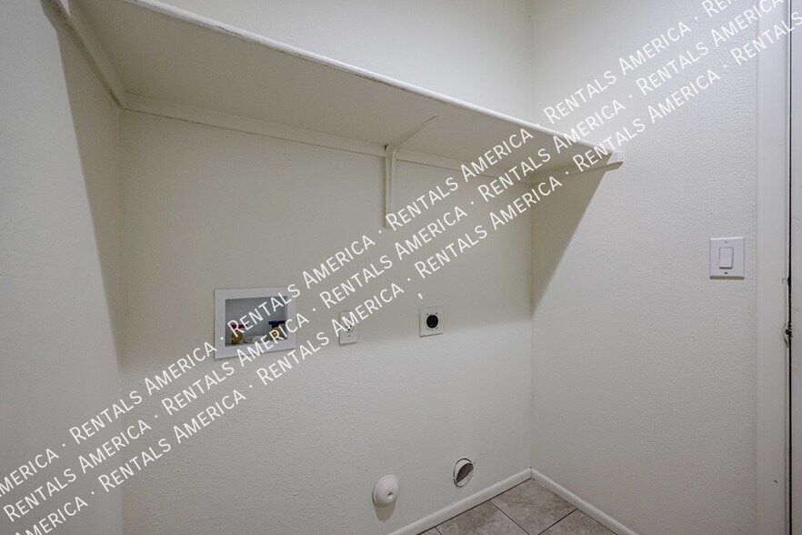 Building Photo - 4138 W Charter Oak Rd