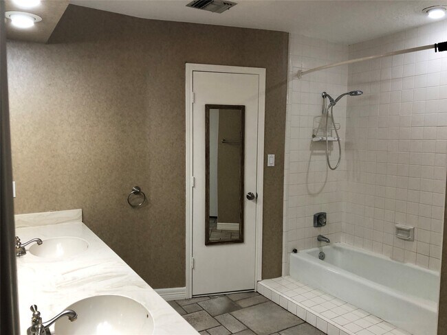 Building Photo - 3414 Wooddale Ln